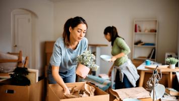 Deux jeunes femmes colocataires qui emménagent dans un appartement