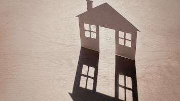 L'ombre d'une façade de maison