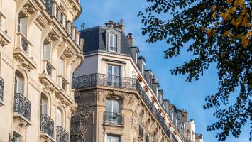 Des façades d'immeubles haussmanniens à Paris