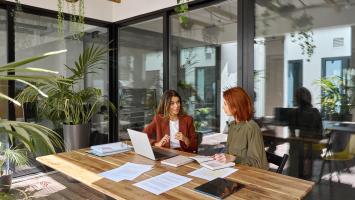 Deux femmes dans un bureau