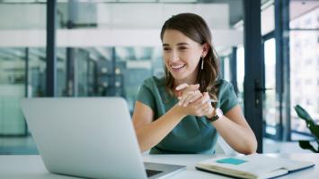 Une mandataire d'assurance en visioconférence