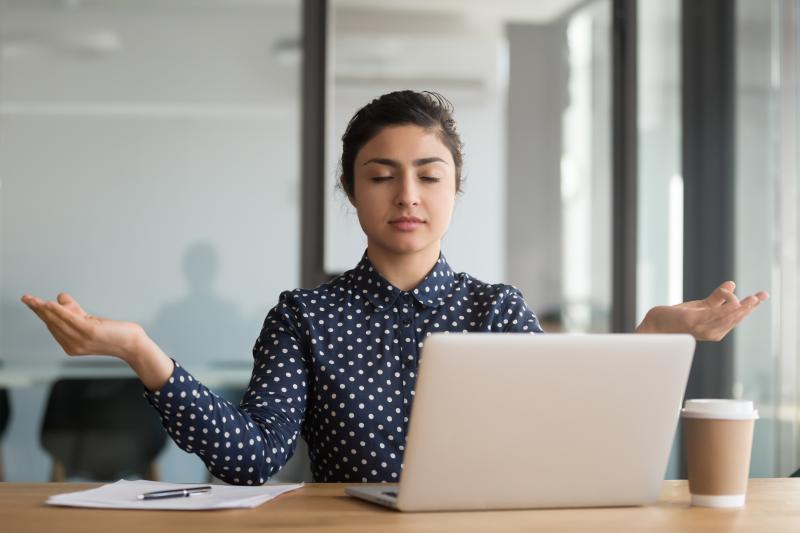 Une employée de bureau calme