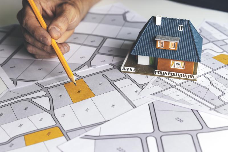 choisir un terrain de construction pour la construction de maisons sur une carte cadastrale