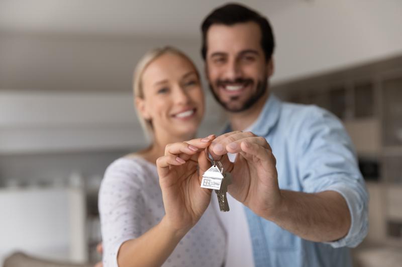 Bail d’habitation : cotitularité des époux, congé et information du bailleur