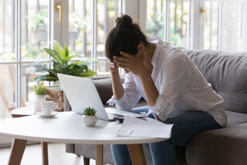 jeune femme inquiète
