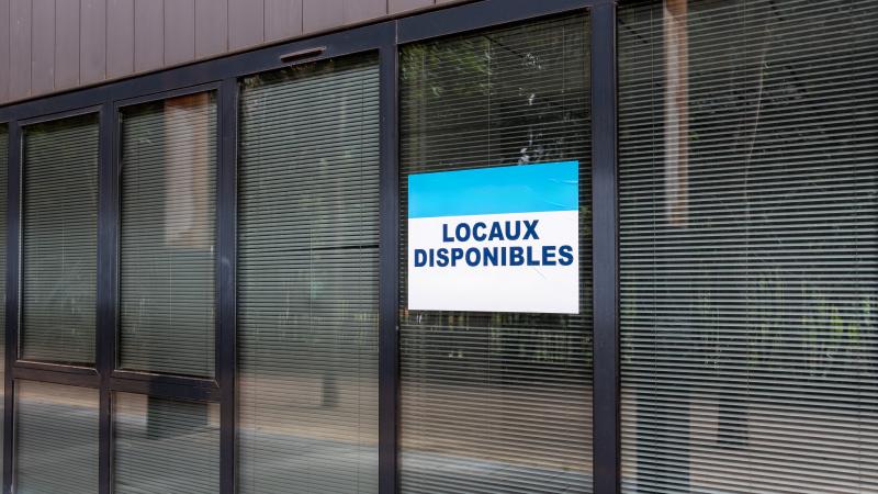 Bail commercial : vente des locaux et restitution du dépôt de garantie.