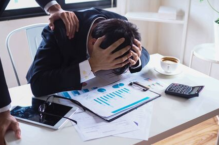 Homme contrarié 