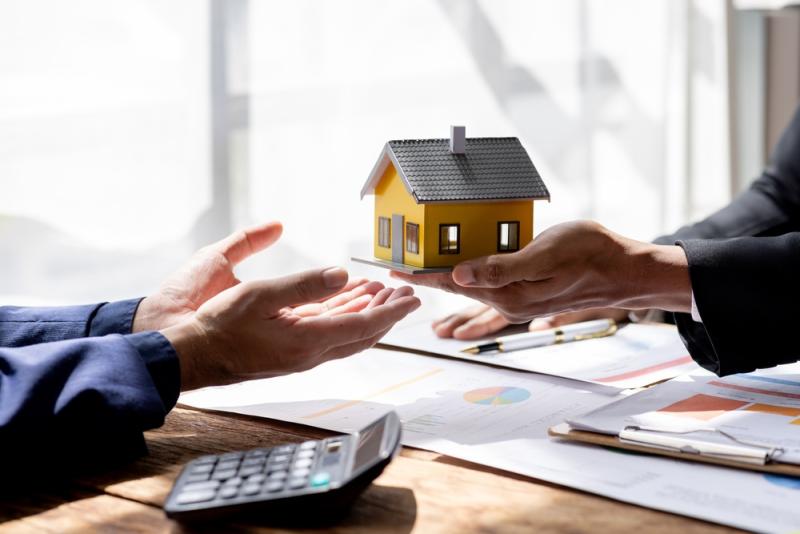 Un professionnel de l'immobilier lors d'un rendez-vous client.