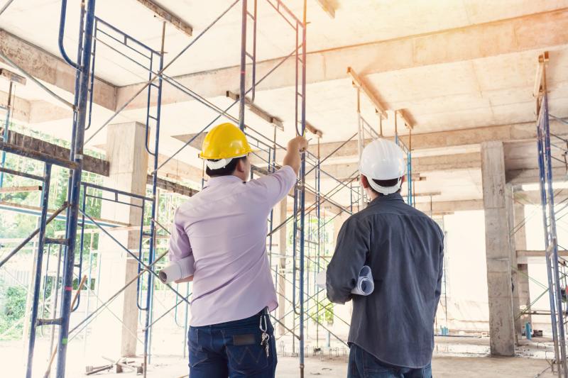 2 chef de projets sur un chantier