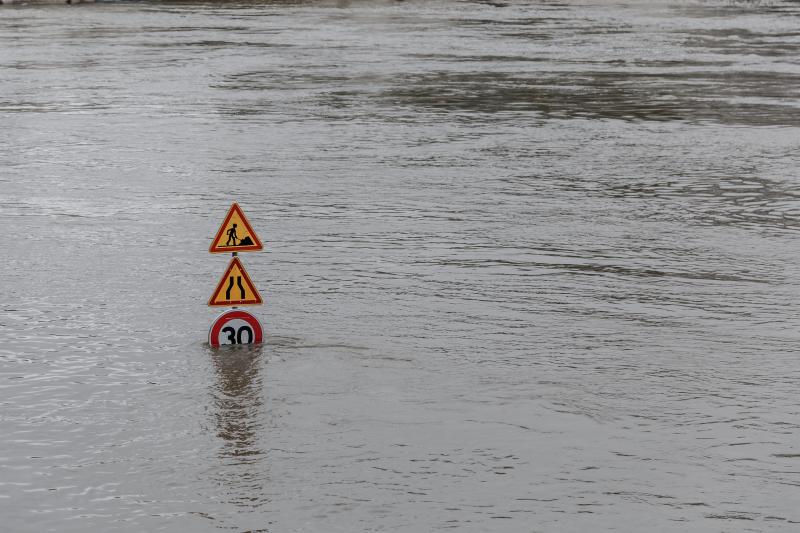 Des panneaux de signalisation sous l'eau suite aux inondations en France