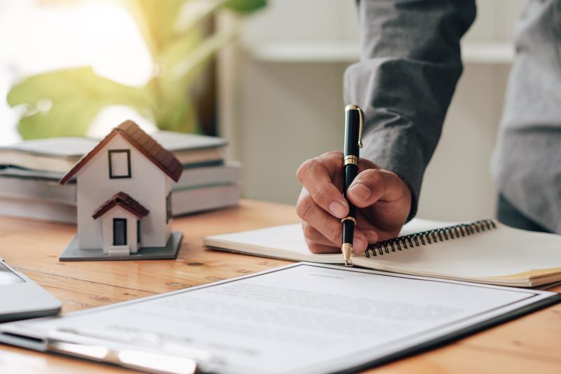 Un professionnel de l'immobilier qui souscrit une assurance professionnelle