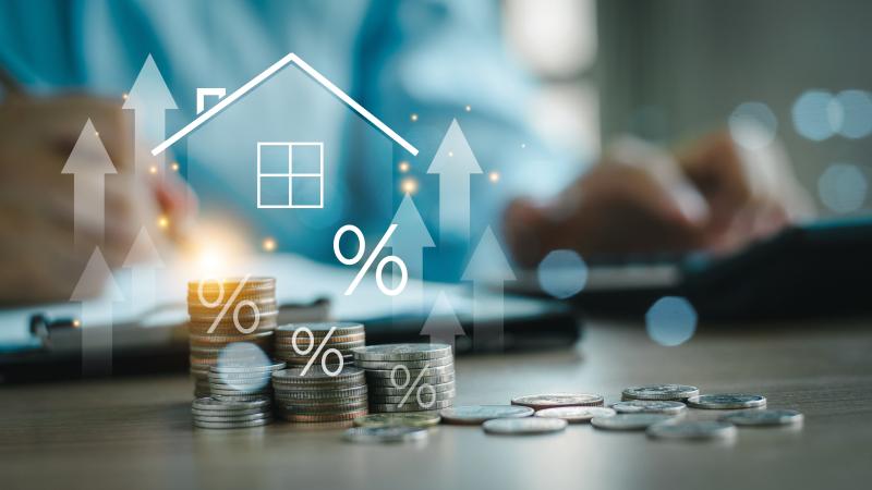 Taux immobiliers en hausse avec pièces et maison.