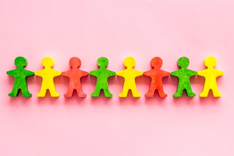 Figures humaines colorées en bois symbolisant la diversité et l'inclusion