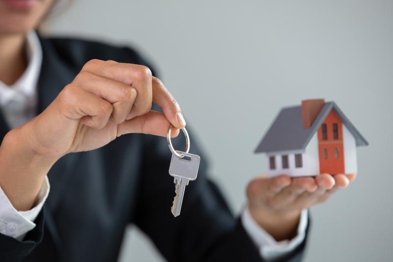 agent immobilier, clé de la main à son client après avoir signé un contrat