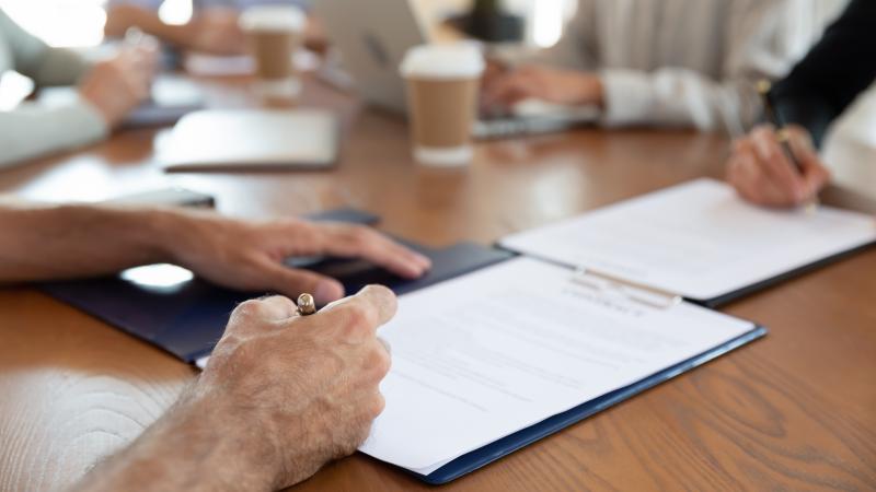 des parties signent un accord commercial