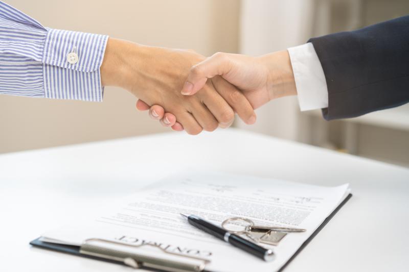 poignée de main au dessus du contrat