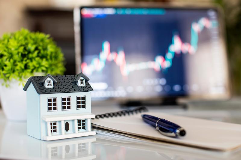 Modèle maison, stylo et bloc-notes sur la table, marché immobilier, négociation d'investissement