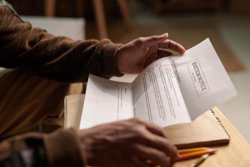 une personne recevant et tenant un avis d'expulsion