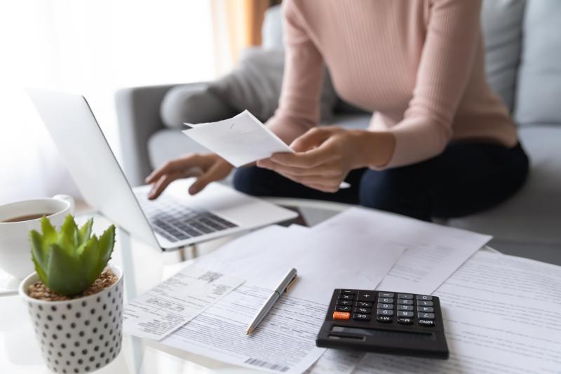 femme travaillant sur un ordinateur portable entrain de payer des factures