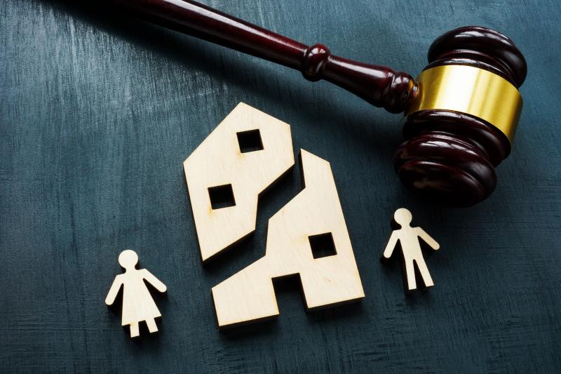 immeuble divisé avec différentes personnes et un marteau juridique