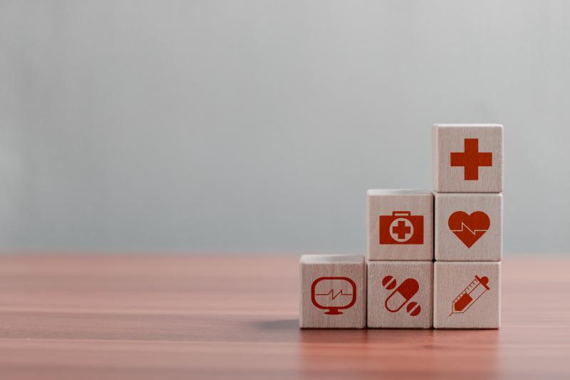 Symboles médicaux sur de petits blocs de bois carrés