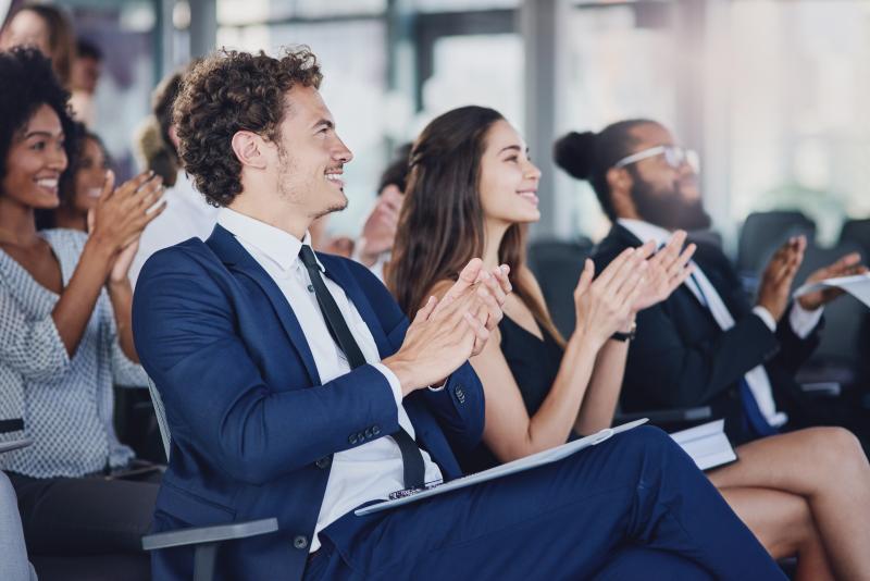 Des professionnels de l'immobilier qui suivent une formation
