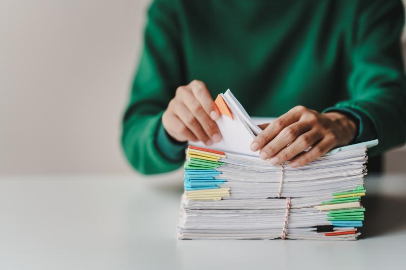 personne qui feuilleutte des documents 