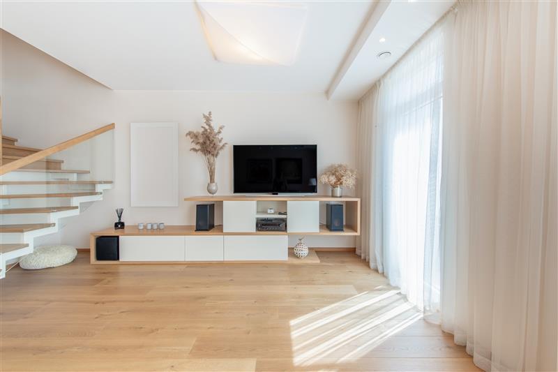 grand salon moderne d'un appartement 