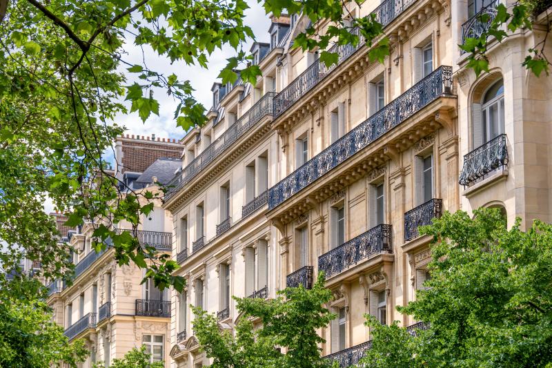 La façade d'un immeuble haussmannien à Paris