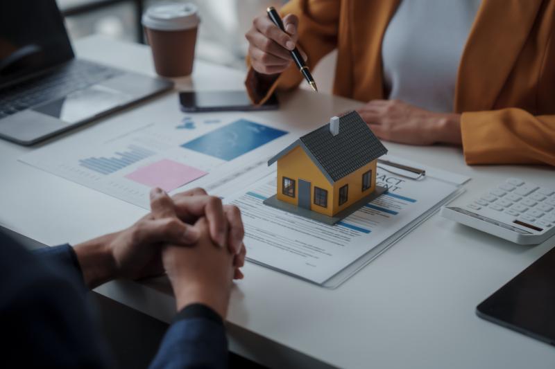 Des professionnels de l'immobilier qui échangent sur les droits locatifs