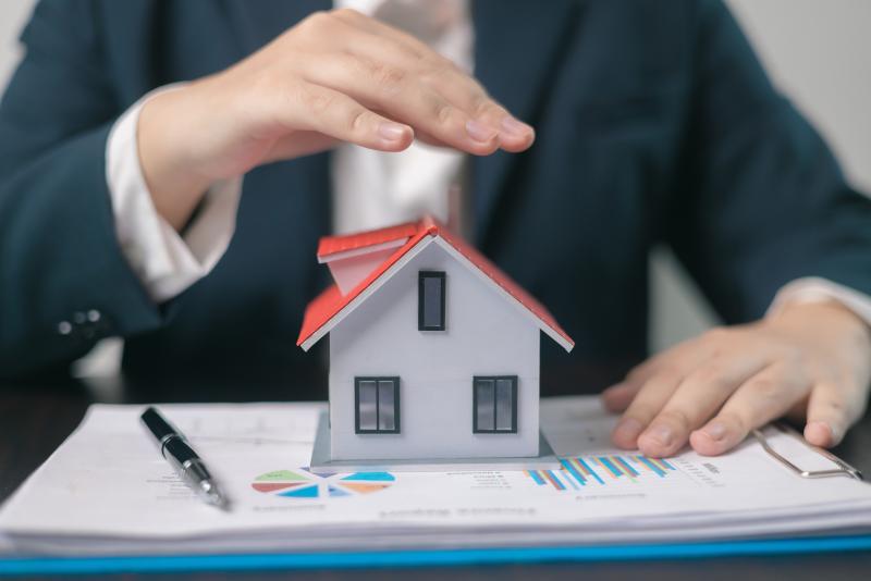 Bail commercial : Obligation de souscription d’une assurance PNO et déplafonnement