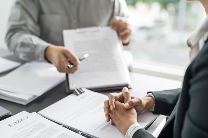 copropriétaires montrant un document à un copropriétaires bailleurs