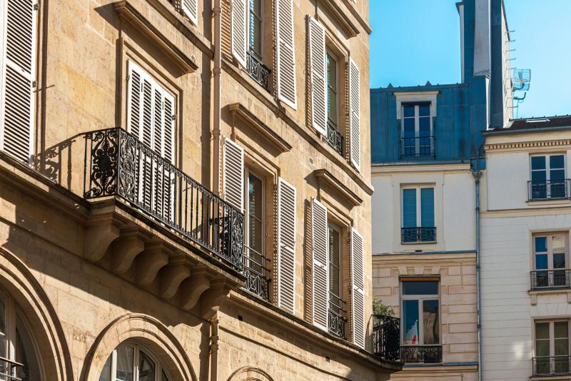 Une façade d'immeuble à Paris