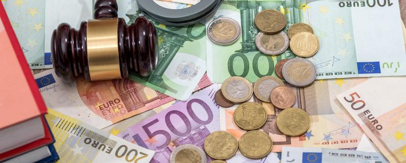 Des billets de banque et des pièces de monnaie