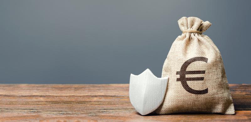 Un sac en toile de jute contenant des euros et un bouclier