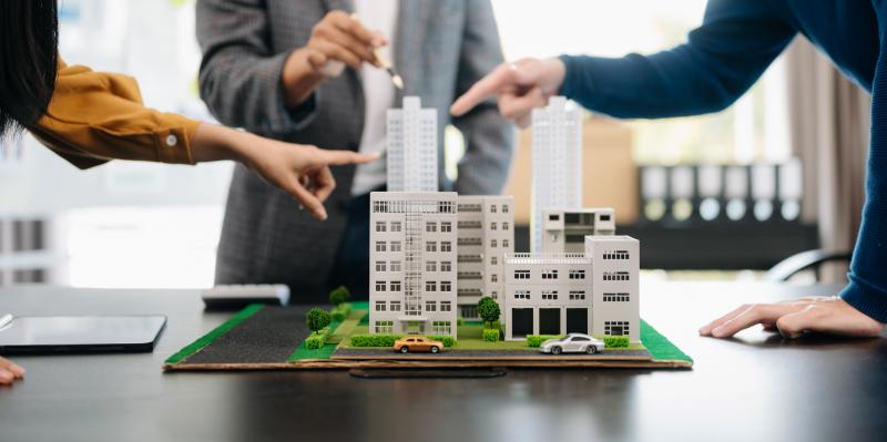 plusieurs personnes pointant des copropriétés