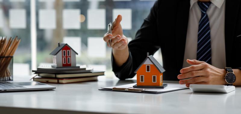 Un professionnel de l'immobilier en rendez-vous client