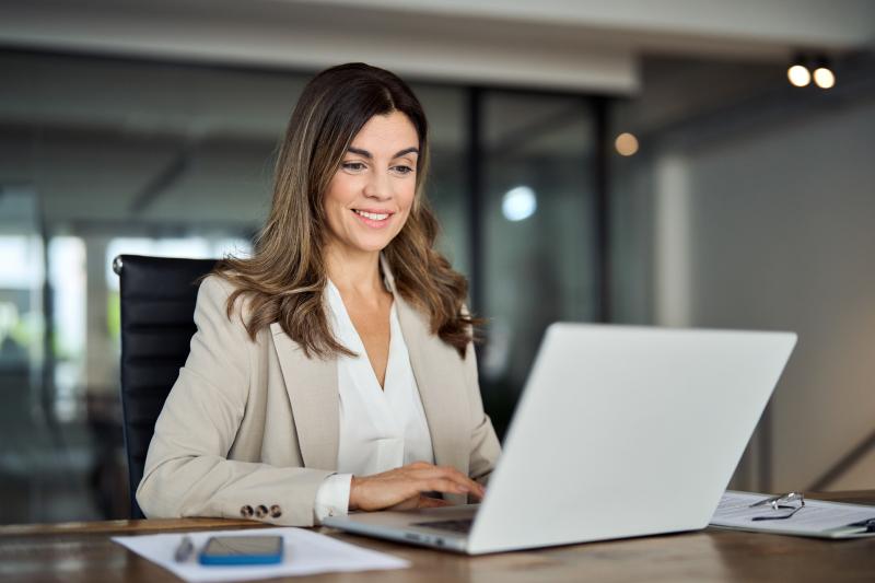 Une femme syndic de copropriété