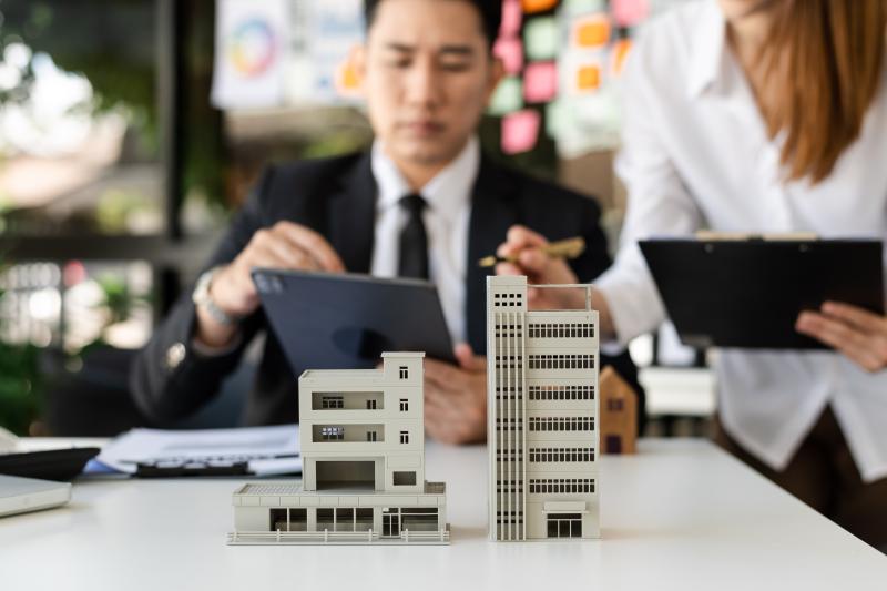 Des professionnels de l'immobilier qui travaillent sur des projets de copropriété