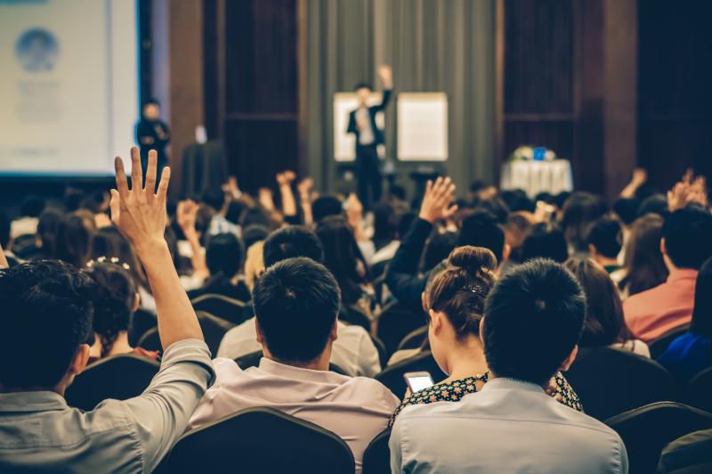 Des professionnels de l'immobilier qui suivent une formation