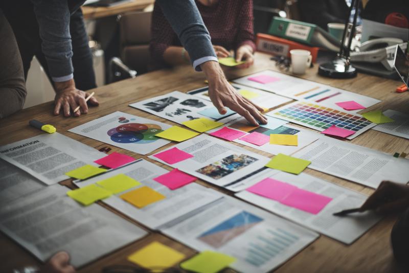 Un professionnel qui travaille sur l'ouverture de son agence