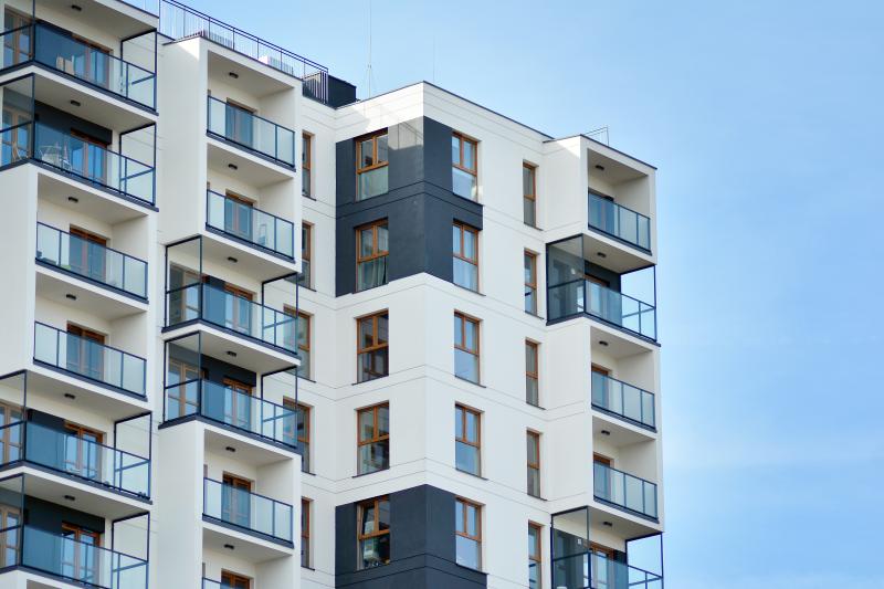 Un immeuble neuf gris et blanc en copropriété