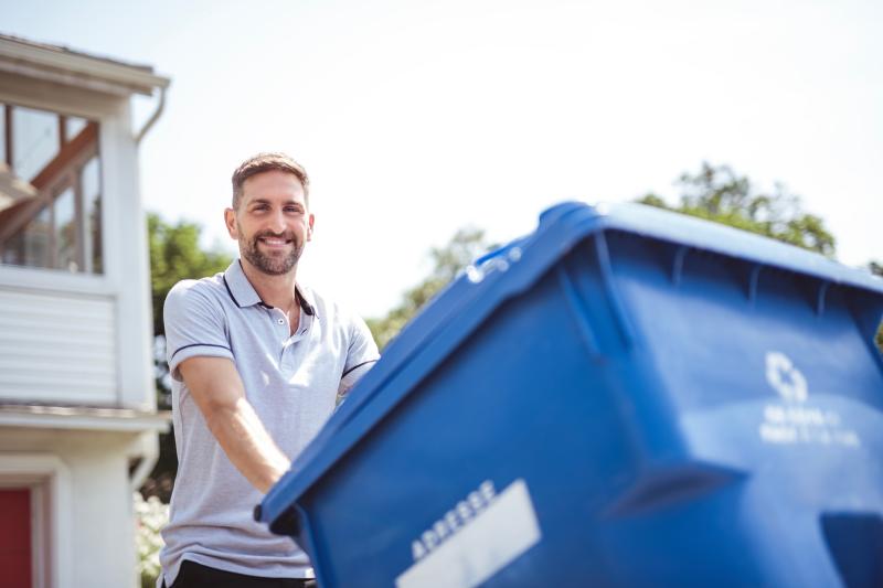 gardien qui sort les poubelles