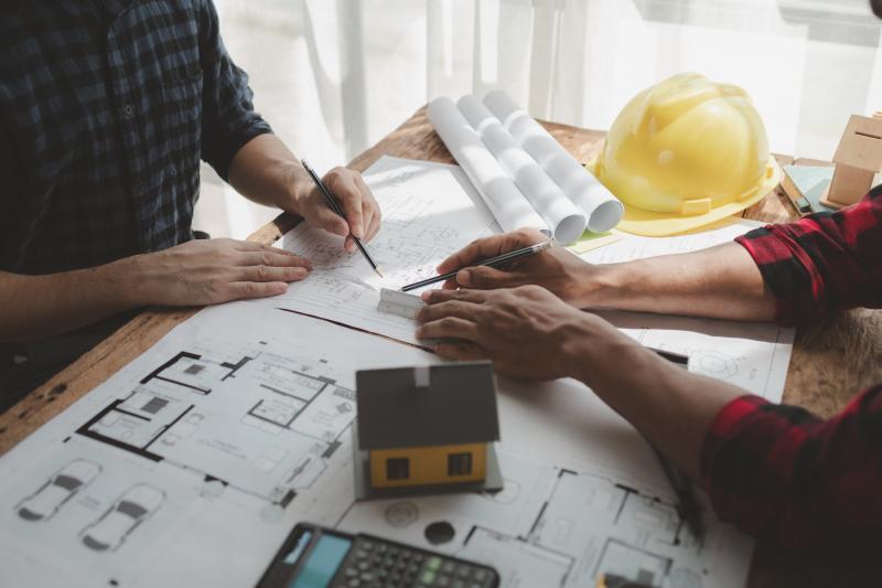Des professionnels qui travaillent sur des plans de construction