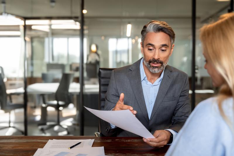 Un agent immobilier en rendez-vous avec un client dans son agence immobilière