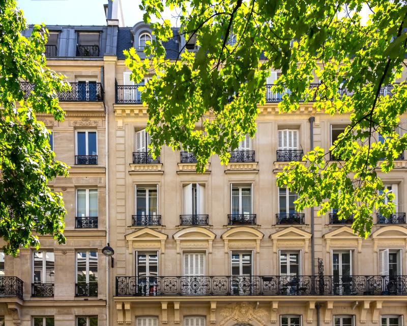 La façade d'un bâtiment de type haussmannien à Paris
