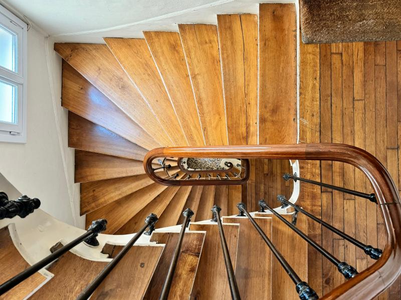 Des escaliers en bois dans un immeuble
