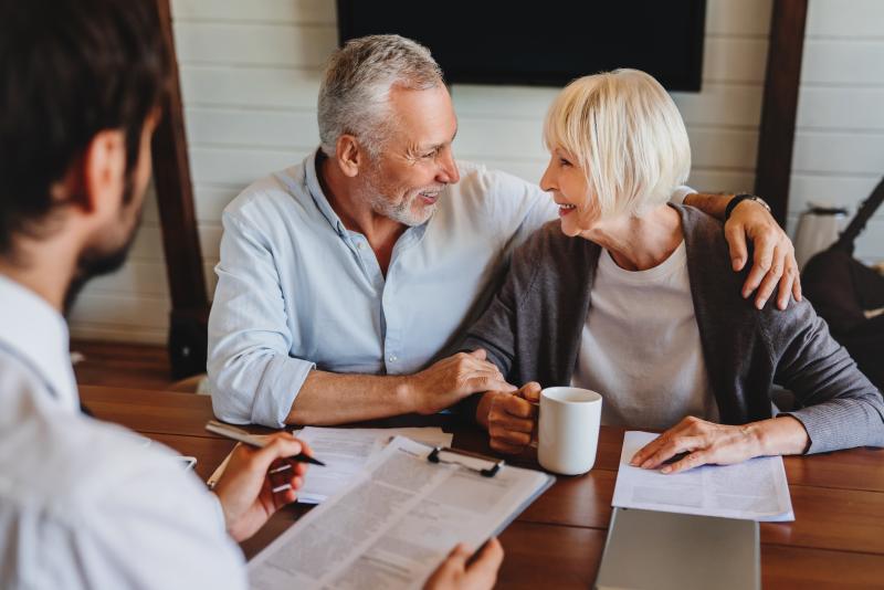 Un coupe âgé de copropriétaires souriant