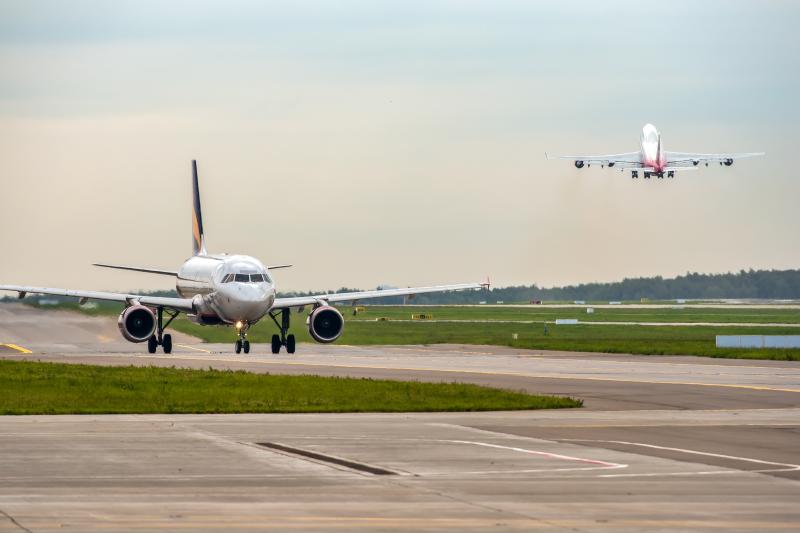 Des avions de ligne qui décollent et atterissent