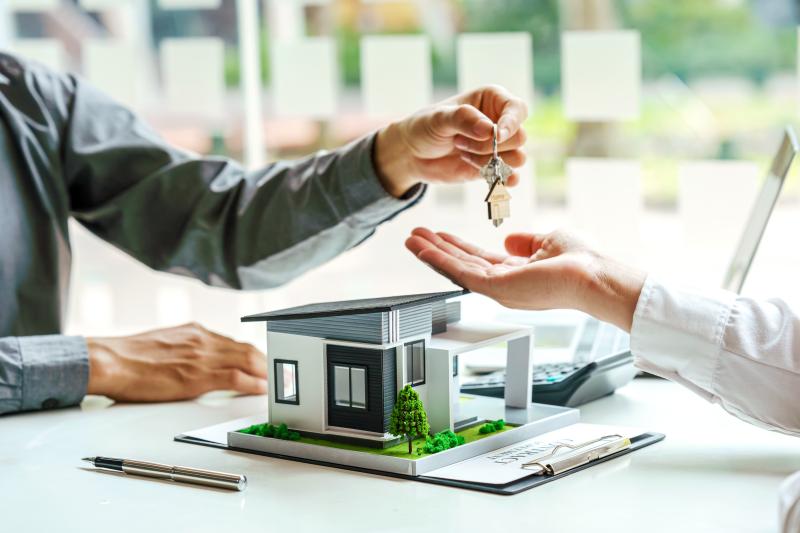 Un agent immobilier qui remet les clés d'un logement à son propriétaire